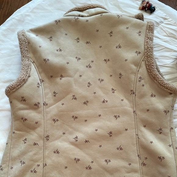 Fleece Vest with a Suede-like Feel - Picture 7 of 9